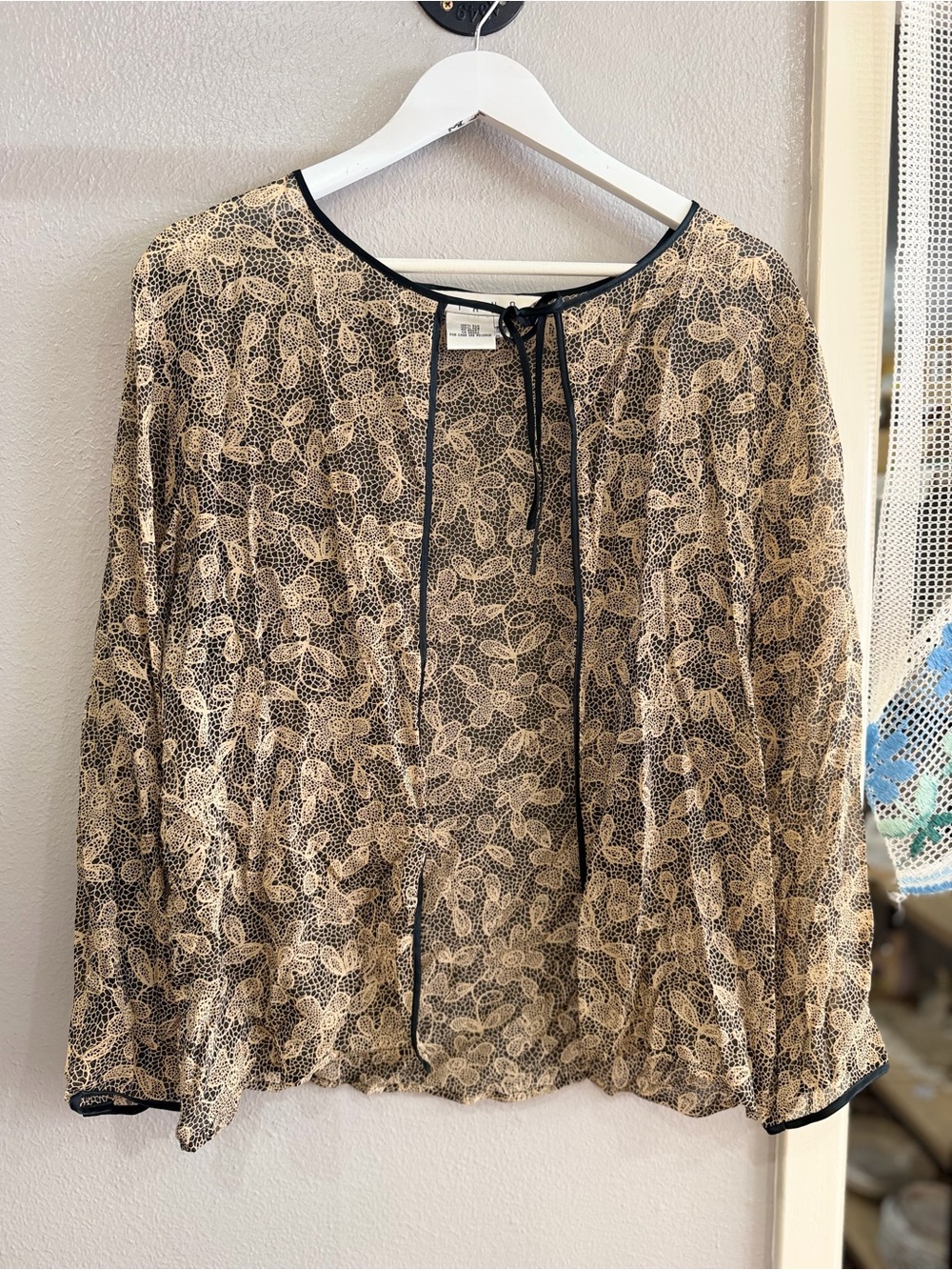 Piano- Beige Floral Lace Long-Sleeve Blouse